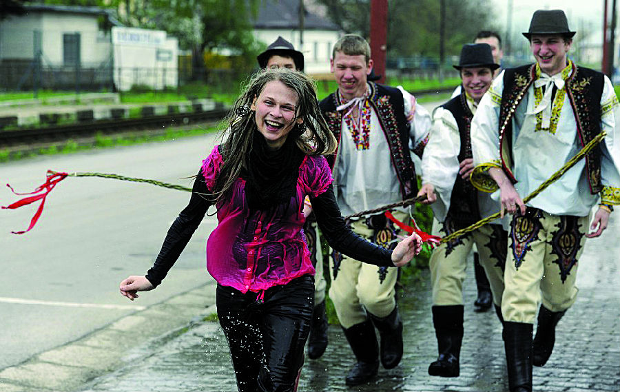 斯洛伐克美女寒冬遭湿身鞭打