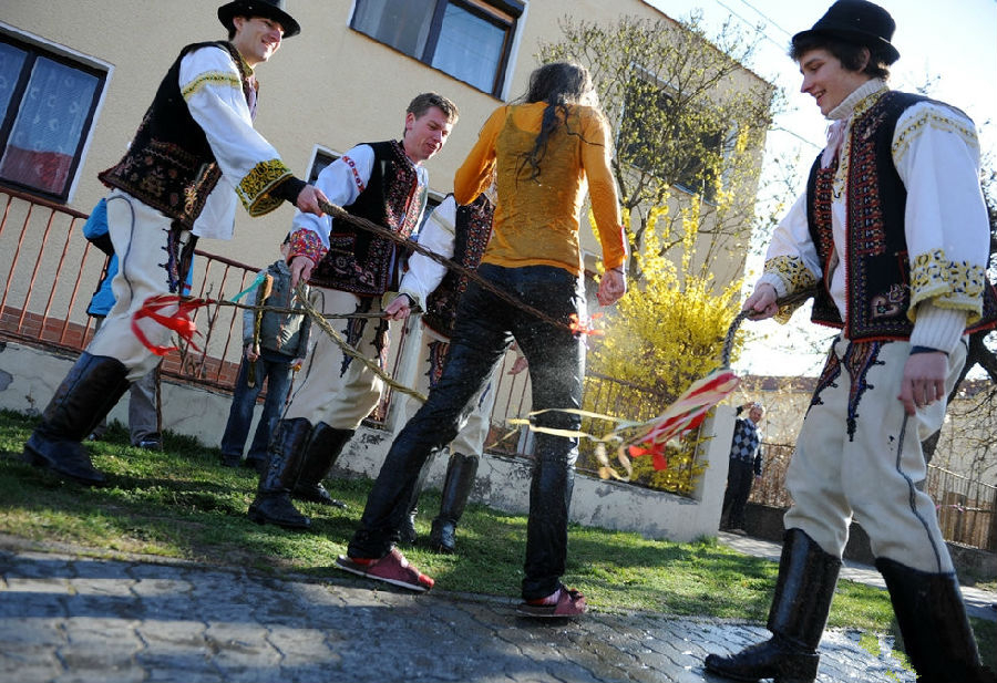 斯洛伐克美女寒冬遭湿身鞭打