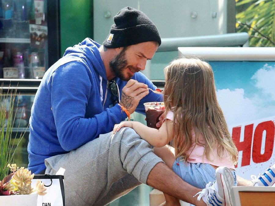 小贝街头喂小七冰激凌 场面有爱气氛温馨