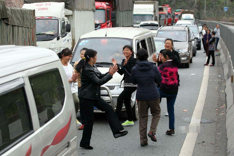 云南:只有中国才有的"奇观 高速路堵车大叔大妈下车"斗舞"