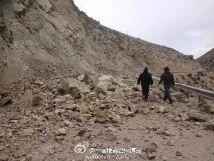 尼泊尔称地震遇难人数升至876人