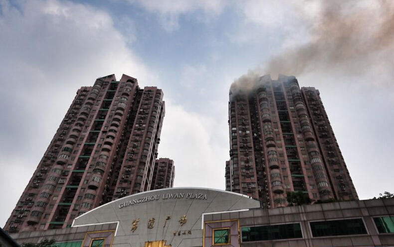 广州:荔湾广场一高层住宅着火 火势凶凶致1死7伤