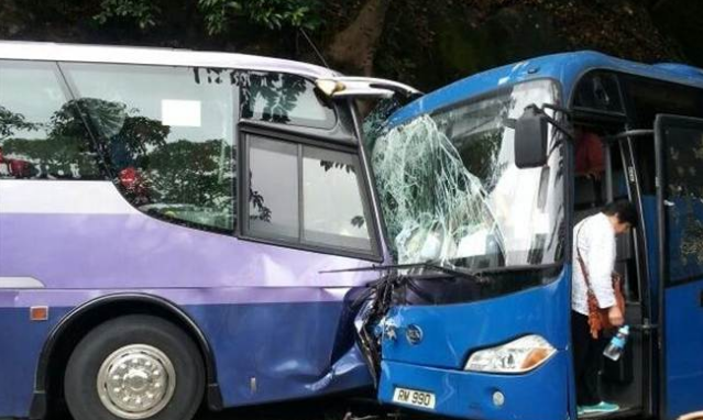 香港两旅游大巴抢到道相撞 内地和韩国游客53