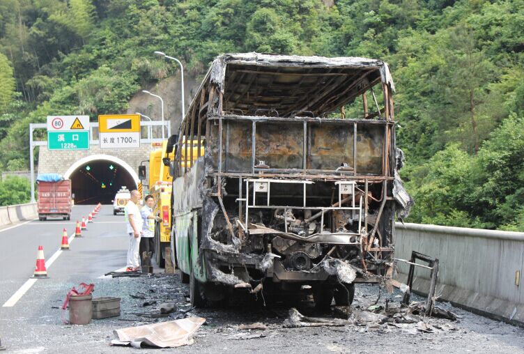 宁波到丽水的大巴高速公路上起火 男子90秒钟