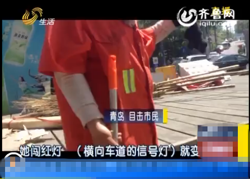 震惊!女子闹市被人抡起锤子砸头血染当场 只因闯红灯不听劝