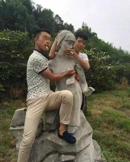 四川宜宾景区妇女雕像遭男子搂抱摸胸(图)