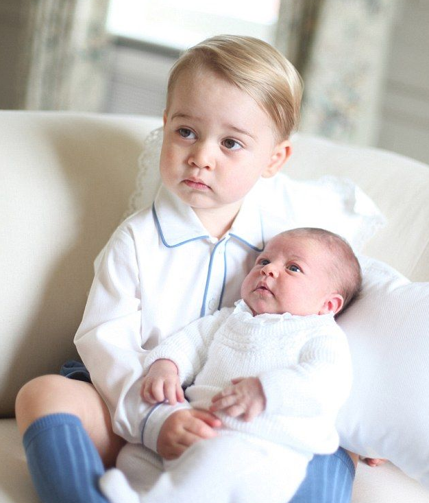 国乔治王子与夏洛特公主温馨合照曝光 兄妹情