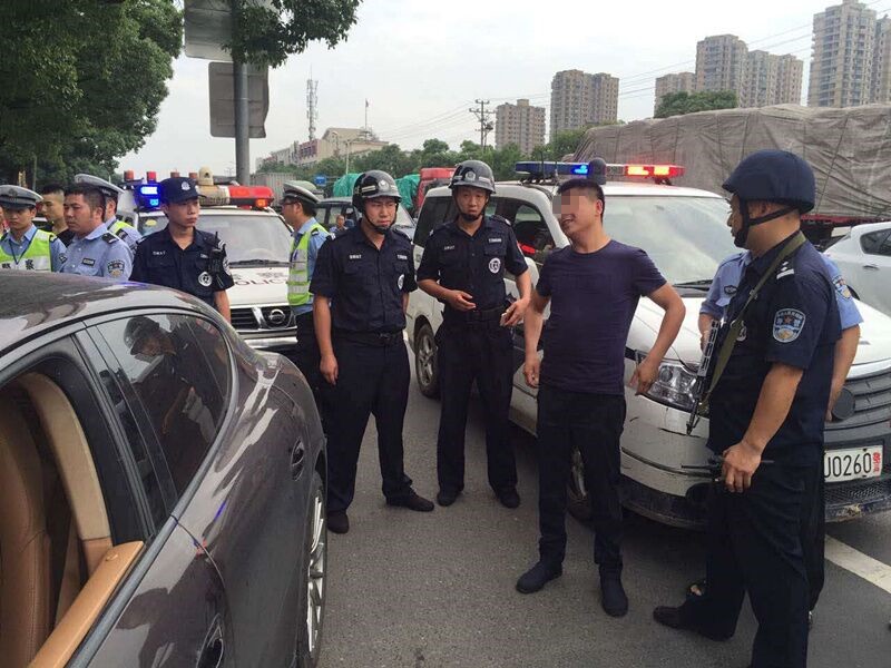 疯狂保时捷挟持警察一路狂奔 街头这一幕你绝