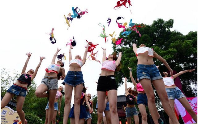 百名美女杭州宋城抛<em>胸罩</em> 呼吁关爱女性<em>健康</em>关