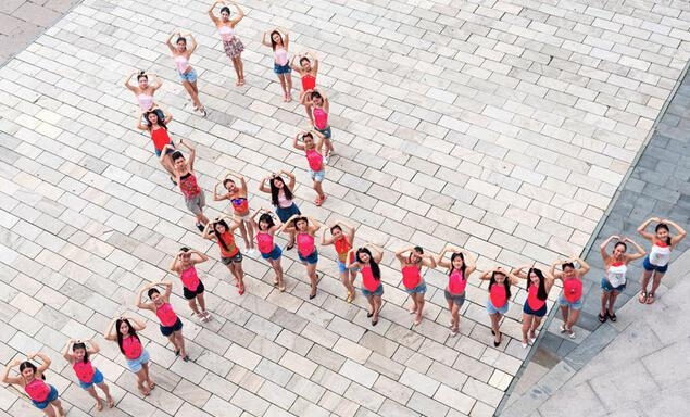 百名美女杭州宋城抛<em>胸罩</em> 呼吁关爱女性健康关