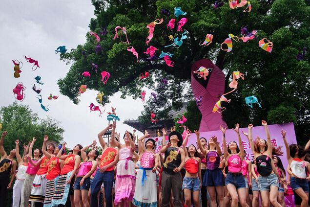 百名美女杭州宋城抛<em>胸罩</em> 呼吁关爱女性健康关