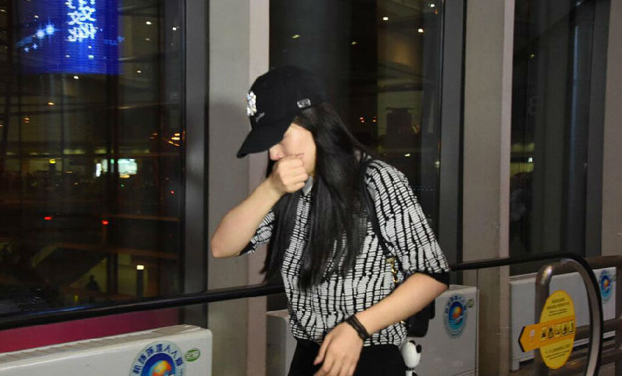 葛天离婚后首次现身 情绪激动痛哭