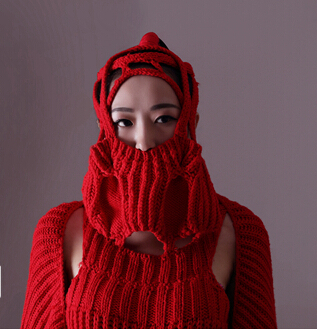 重庆女大学生设计百变<em>大红毛衣</em> 比脸基尼更霸