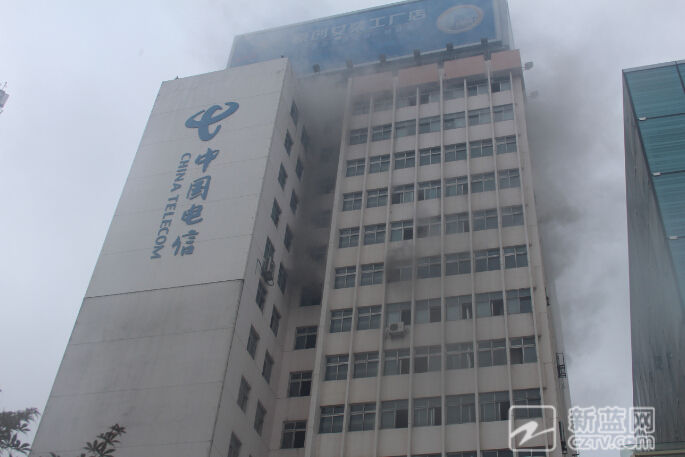 杭州:电信大楼突冒浓烟 消防紧急疏散工人五十