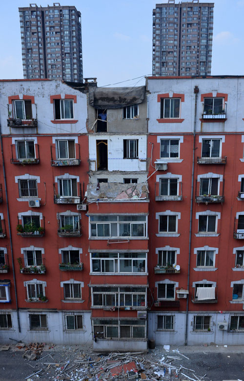 坍塌和砸坏的阳台截面除了水泥砂浆之外,根本没有看到钢筋,甚至可能就