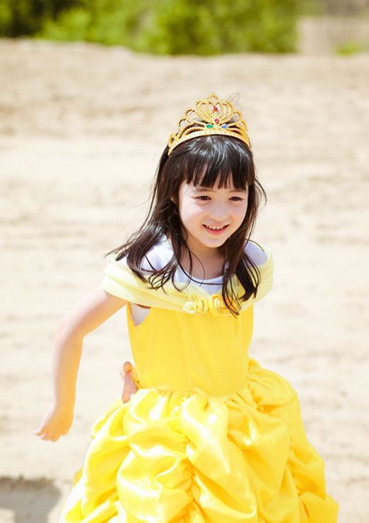 夏天的爸爸夏克立是加拿大人,妈妈是台湾演员黄嘉千.