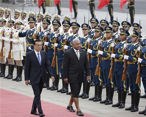 <em>斐济总理</em>姆拜尼马拉马<em>穿</em>斐济传统<em>裙子</em>访华_
