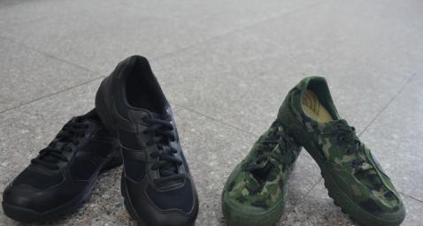 解放胶鞋即将退役 武警新式黑色作训鞋取而代