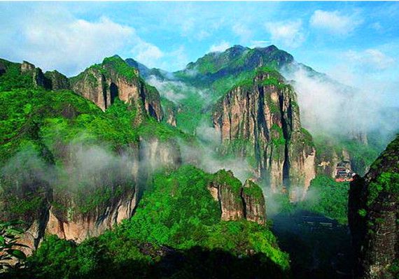 天台山旅游风景区位于浙江省天台县北面,依托自然山水景观,以文化