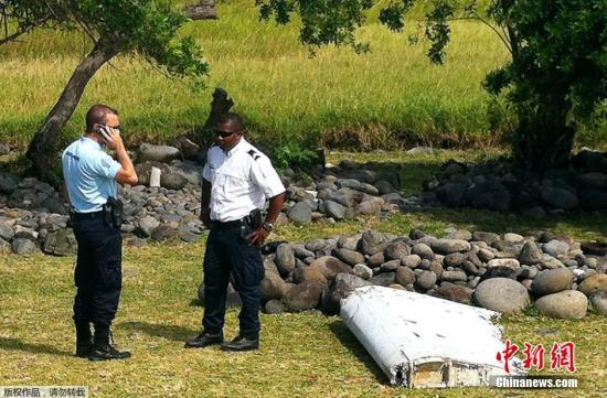 印度洋留尼旺岛的法国空军基地成员7月29日表示，当地时间7月29日，在该岛海岸线上发现飞机残骸。目前调查人员正检查该残骸是否与2014年失踪的MH370航班有关。