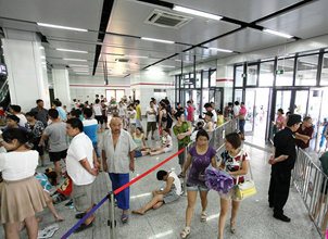 杭州地铁乔司站再迎纳凉族 男子赤膊打牌乱象