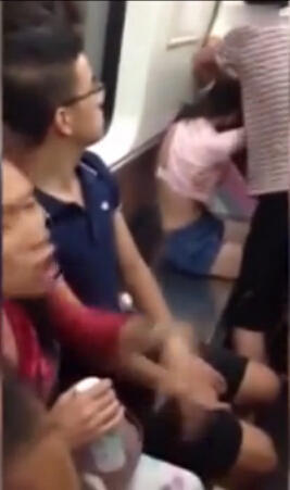 武汉地铁内两女子抢座 一女孩险被大妈扒掉内衣羞辱