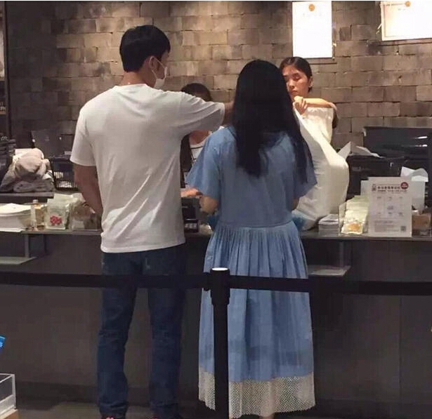 李晨范冰冰牵手逛街买家居用品 疑二人已同居