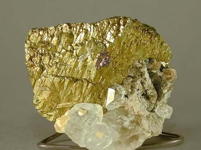 泰顺山内金闪闪石块为黄铁矿 专家称附近或有金矿