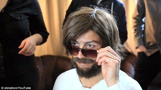 C罗假扮流浪汉街头踢球卖艺 搭讪美女要电话遭