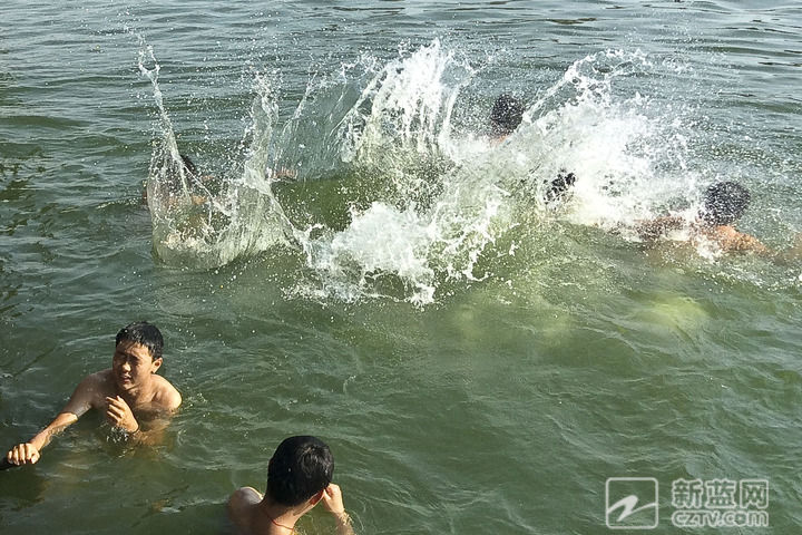 明明禁止不得游泳 杭州贴沙河却成了露天游泳