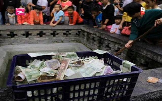 洛阳博物馆千年石棺变钱罐 游客不断向内扔钱