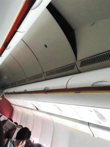 空中颠簸后,机舱内的部分行李架出现破损.网友供图