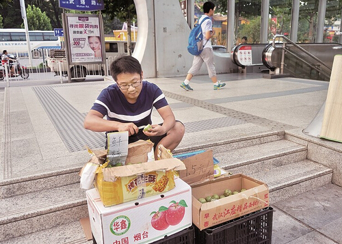小伙武昌街头摆摊被劝走 城管姐网上吆喝帮他