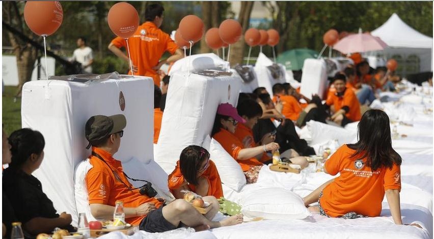 北京400多人在床上吃早餐打破世界纪录 奇葩挑