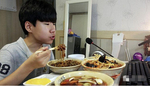韩国14岁少年网络直播吃饭 吃货主播每天挣
