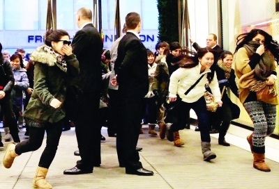 法国出差血拼76件奢侈品 宁波导游因走私罪获