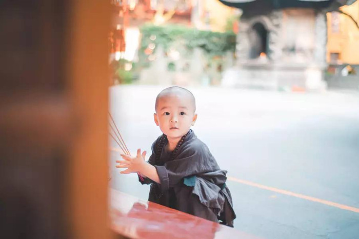 杭州灵隐寺有个最萌小和尚!年仅两岁的他萌
