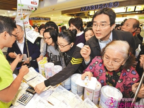 中国人在澳大利亚抢奶粉 港媒:5人买40罐 超市