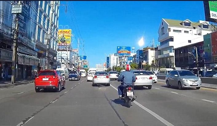 泰国曼谷天降火球:爆炸拖出白烟 可能是陨石