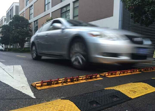 鄞州创新园区装破胎器惩罚逆行 宝马四个轮胎全被扎破