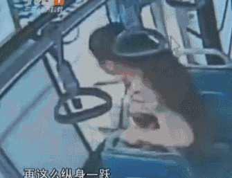 女子公交车上玩手机坐过站,打开车窗纵身跳下.