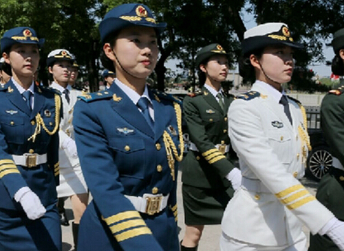 退役女兵遭企业爆灯疯抢 个个高颜值平均身高