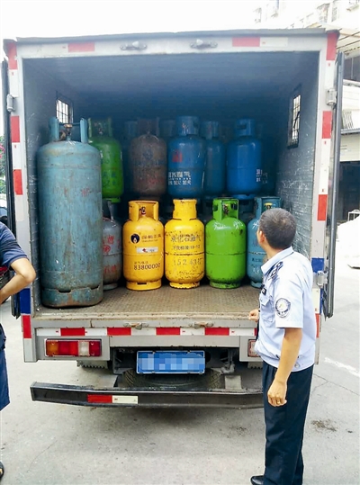 城管执法队员查处“黑煤气”。(资料图片)