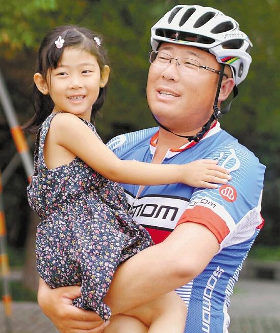 34岁老爸载着女儿骑行20天到杭州 目标西藏海南