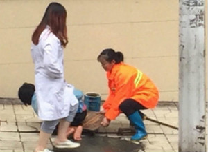 四川达州行乞女孩雨中难过斜坡 环卫工人伸手