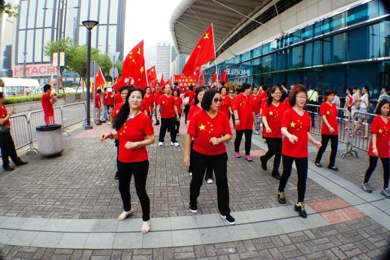 香港有人身穿红色五星服装游行 新闻引用复制专区 新蓝网