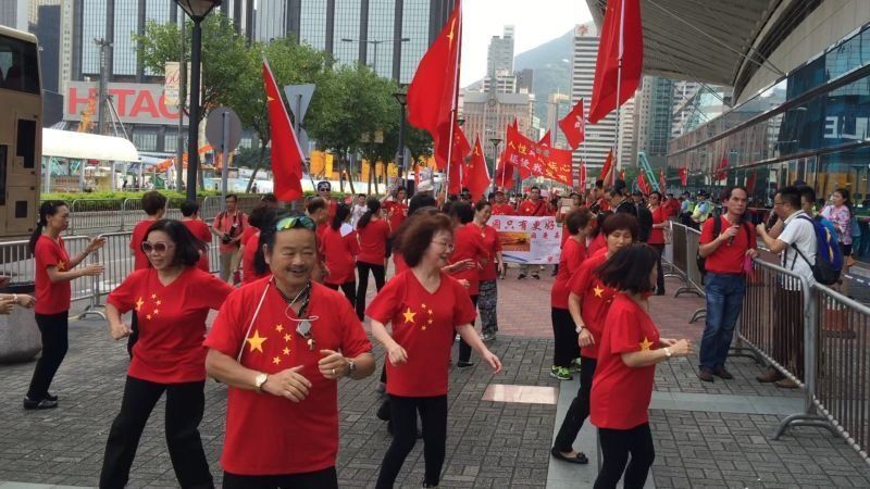 香港有人身穿红色五星服装游行 新闻引用复制专区 新蓝网