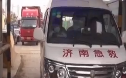  救护车过桥被收费  司机坚持不交掉头回医院_新