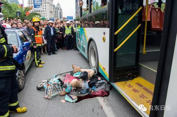 骑车女子被的士司机突然开门撞倒 遭公交碾压身亡