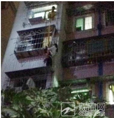 女子徒手光脚爬5楼 托举邻居家被卡防盗网3岁